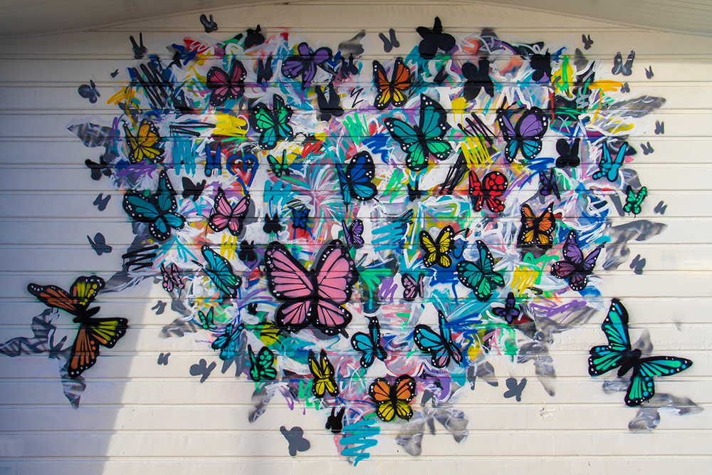 bild på vägg med graffiti på fjärilar
